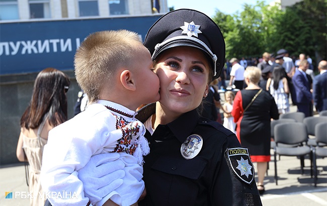&quot;Стальная дисциплина&quot;: фоторепортаж с первого выпуска Академии патрульной полиции в Киеве